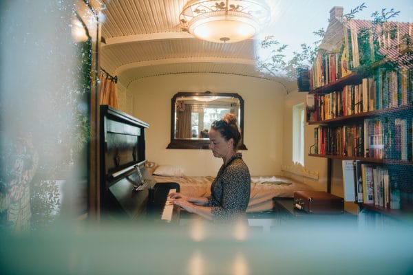 Buitengoed De Gaard bibliotheek binnen e1535274983859 - Vakantie vieren in een luxe pipowagen bij Buitengoed de Gaard in Limburg
