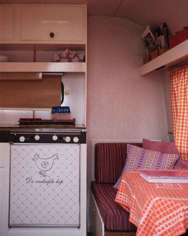 Buitengoed De Gaard interieur verliefde kip e1535275006178 - Vakantie vieren in een luxe pipowagen bij Buitengoed de Gaard in Limburg