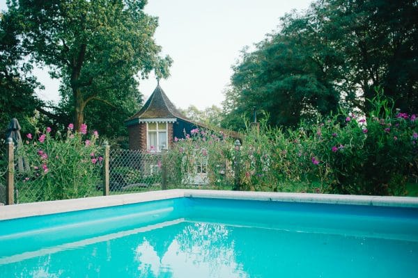 Buitengoed De Gaard zwembad e1535275552797 - Vakantie vieren in een luxe pipowagen bij Buitengoed de Gaard in Limburg