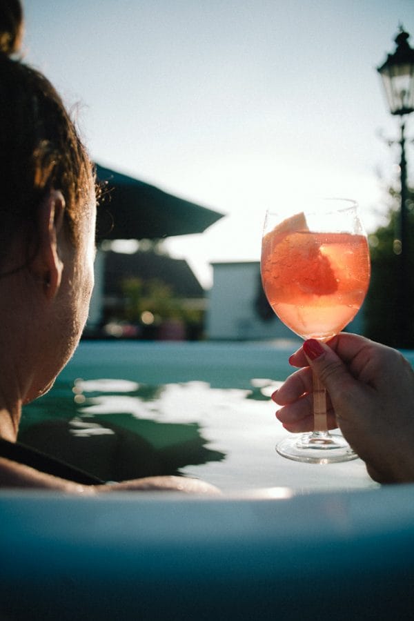 DutchTub Buitengoed De Gaard e1535275077790 - Vakantie vieren in een luxe pipowagen bij Buitengoed de Gaard in Limburg