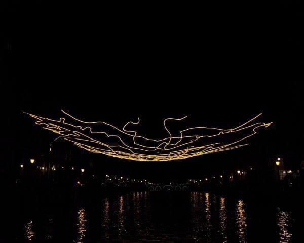 Amsterdam Light Festival kunstwerk boven de grachten