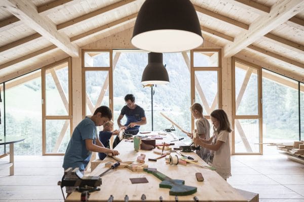 2017 Sommer Holzwerkstatt 2 scaled e1583233060922 - De ultieme zomervakantie in de Dolomieten bij familiehotel & resort Feuerstein