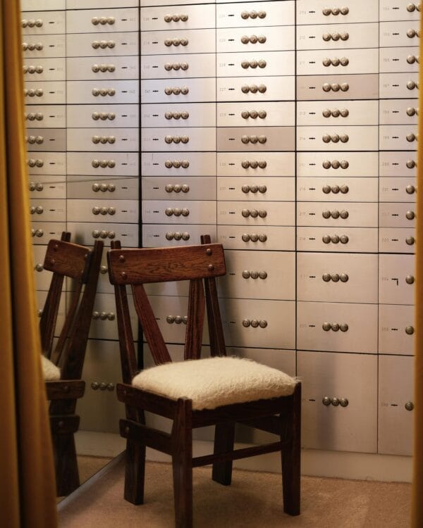 Winkelen in Antwerpen: Paskamer in een oude bankkluis