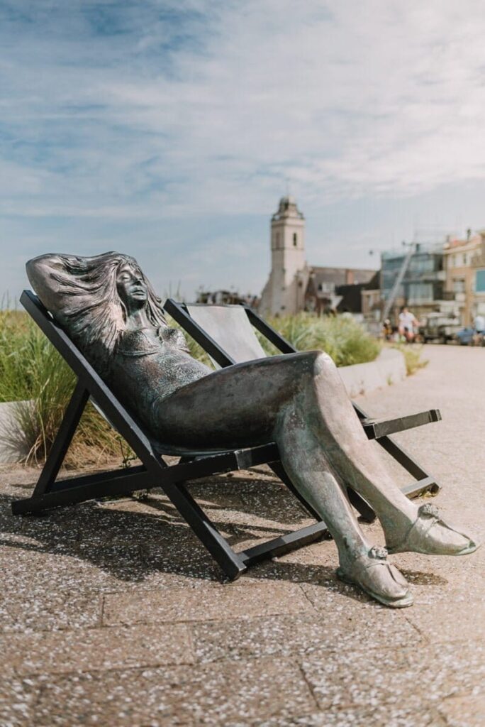 Beeldenroute Katwijk aan Zee Vrouw in ligstoel ('Rebecca') - Guido Metsers