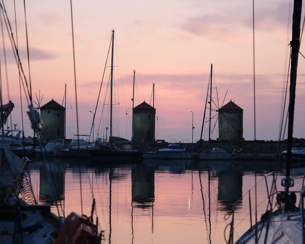 Doen Rhodos Mandraki Haven - Vakantie Rhodos - dit wil je weten