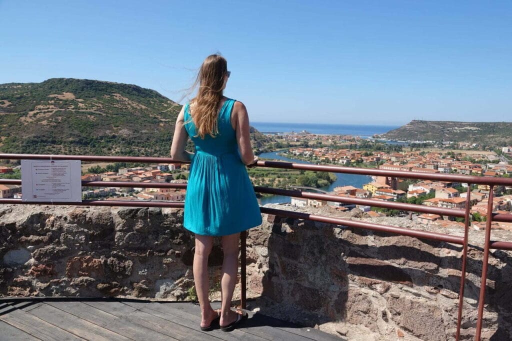 Tip voor Bosa - Wandel de heuvel op door de wijk Sa Costa