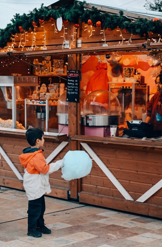 Jongen met suikerspin bij Fairyland - Malta