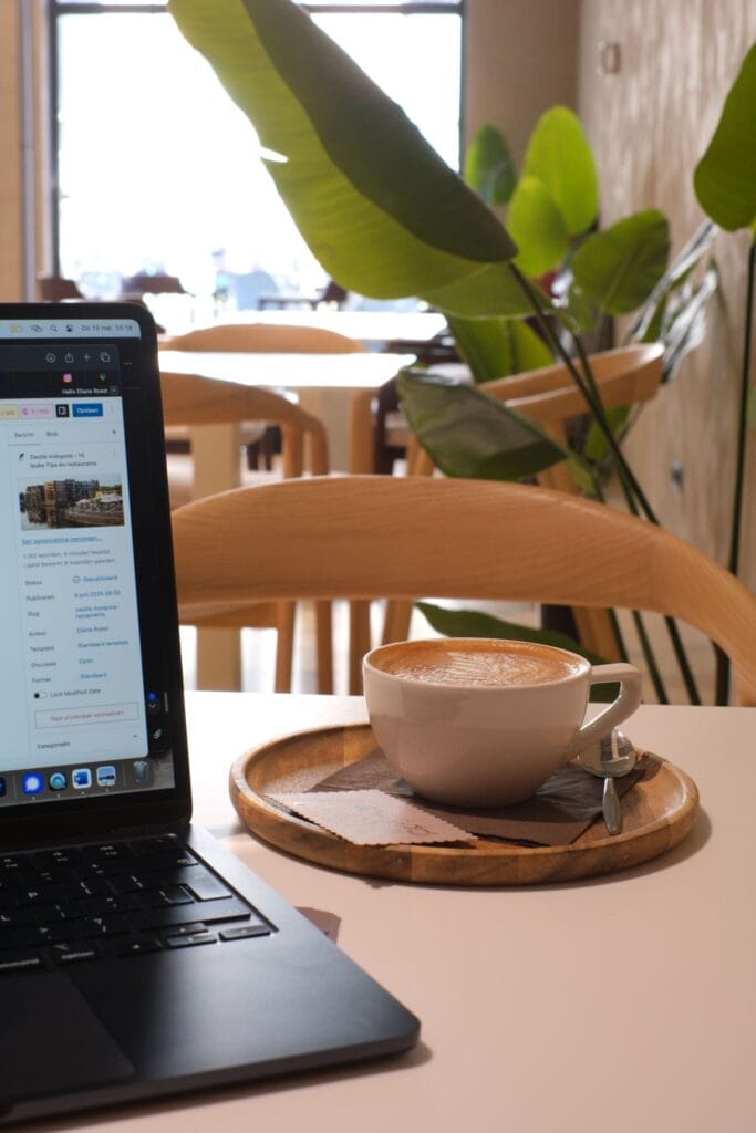 SAM's Coffee - Zwolle - werken met laptop