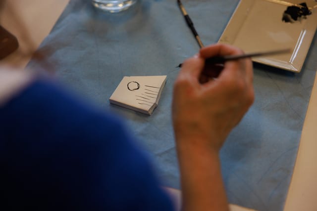 033A3650 - doen in Delft: workshop Delfts Blauw bij Royal Delft Museum