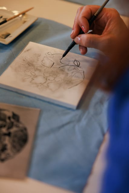 033A3660 - doen in Delft: workshop Delfts Blauw bij Royal Delft Museum
