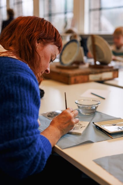 033A3686 - doen in Delft: workshop Delfts Blauw bij Royal Delft Museum