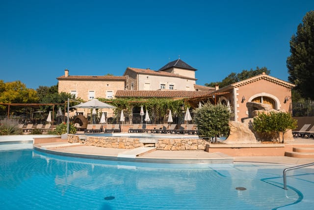 les castels campings france batisse piscine - Kamperen in Frankrijk: ontdek de authentieke campings van Les Castels