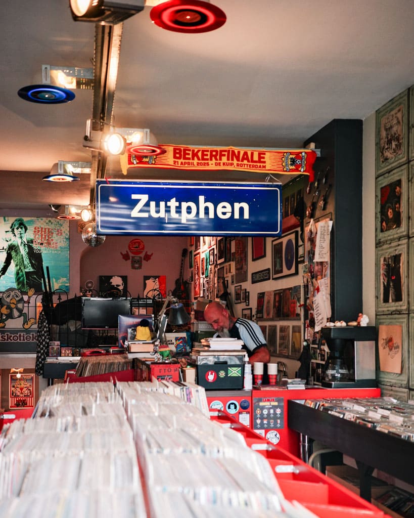 Vintage Zutphen Vinyl Walk In Store interieur - (Vintage) Shoppingtour in Zutphen - tweedehands winkels