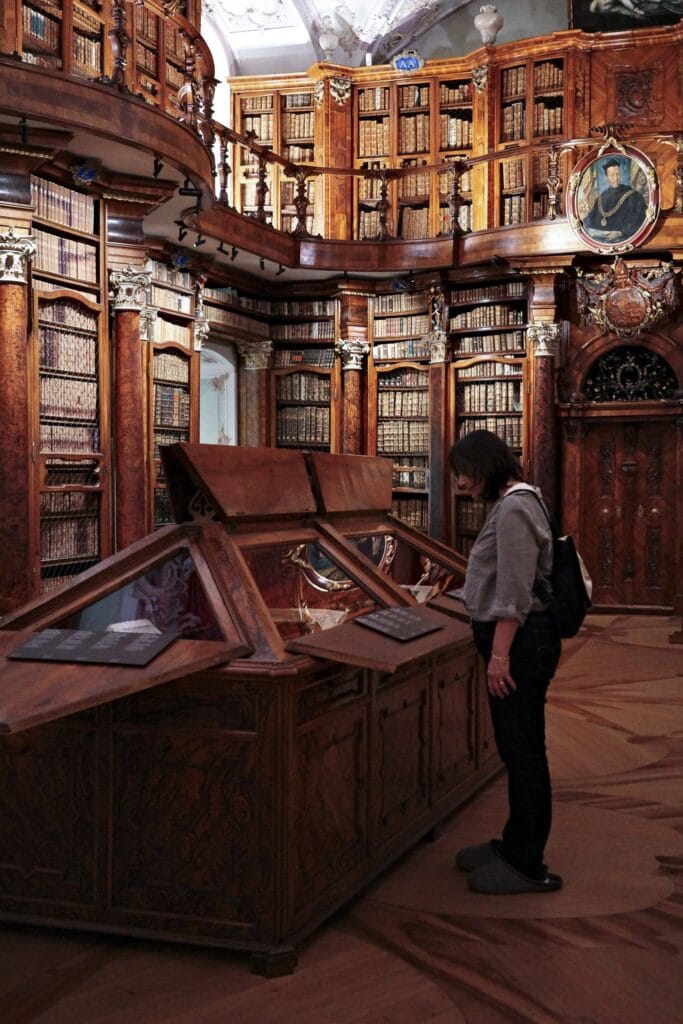 Stiftsbibliothek St. Gallen - 8 van de mooiste bibliotheken in Europa